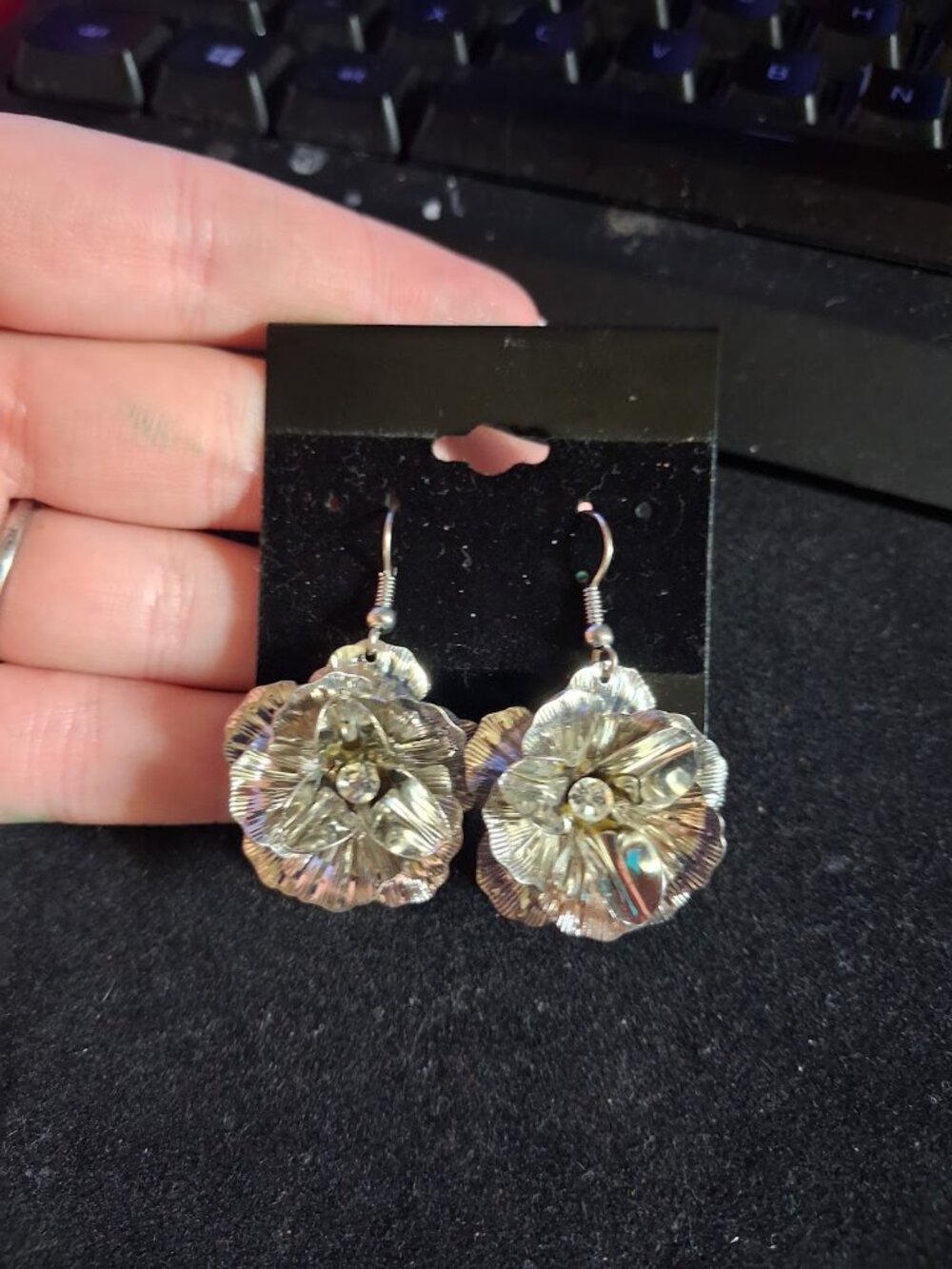 Flower dangle earrings